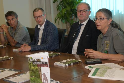 L'assessore regionale alle Risorse agroalimentari, forestali e ittiche, Stefano Zannier con Diego Masiello e Alessandra Tribuson, rispettivamente coordinatore e vice coordinatore del Centro didattico naturalistico di Basovizza, e Adolfo Faidiga, direttore Servizio Risorse forestali Fvg - Udine, 9 agosto 2019